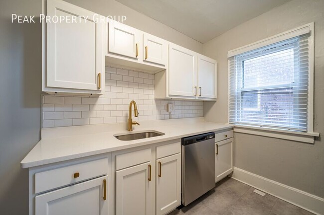 Building Photo - MOVE IN NOW! Newly Renovated Townhome! Loc...