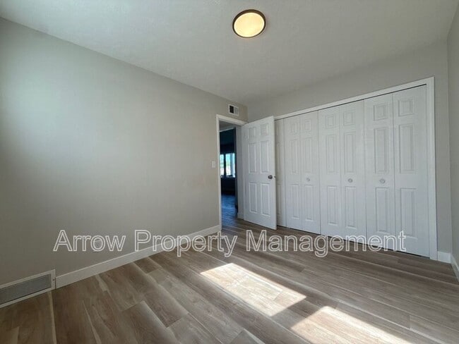 Building Photo - 905 5th St