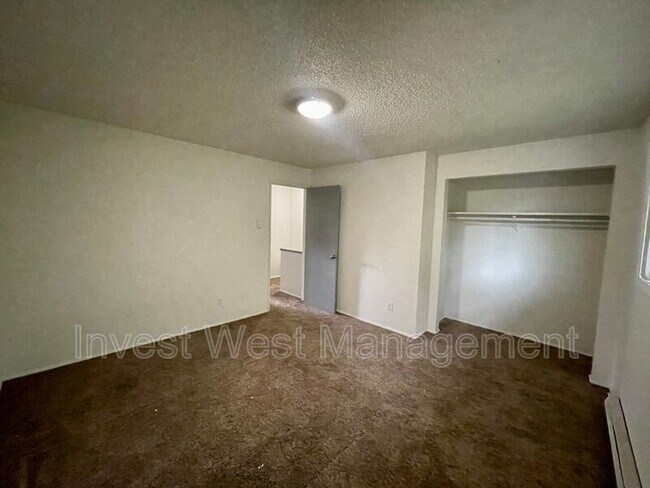 Building Photo - 1960 33 Avenue