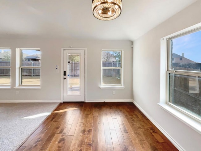 Building Photo - 1305 Freesia Dr