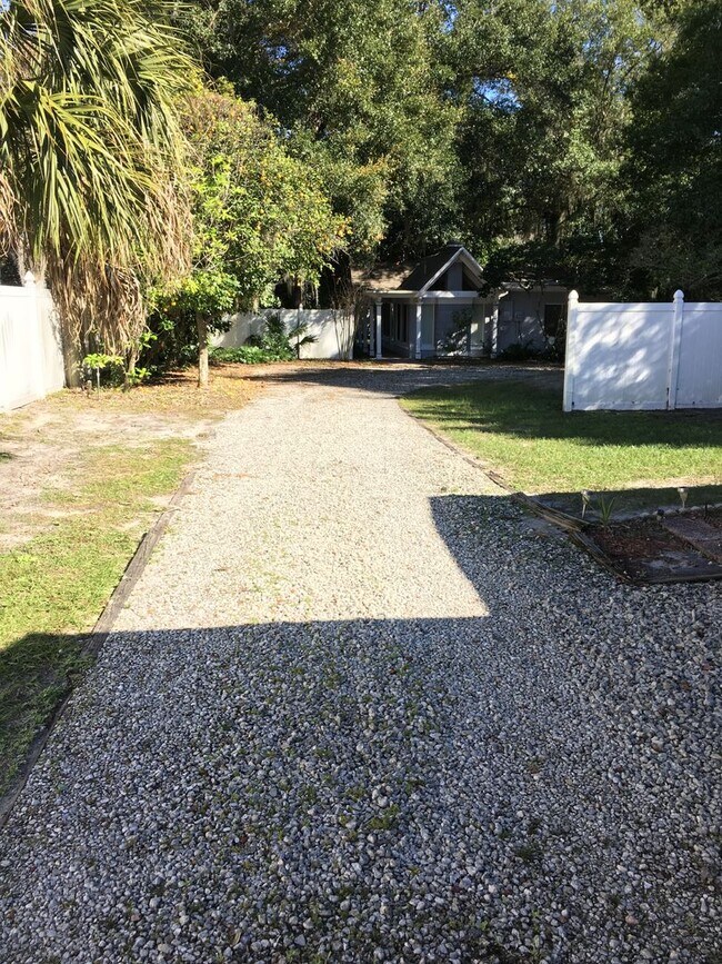 Building Photo - 2/2 Home in College Park with lots of char...