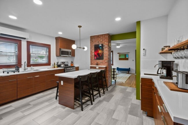 Building Photo - Modern Furnished Cottage Located Downtown!