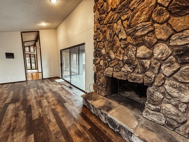 Building Photo - Elaborate 4 Bedroom 3 Bathroom Retreat in ...