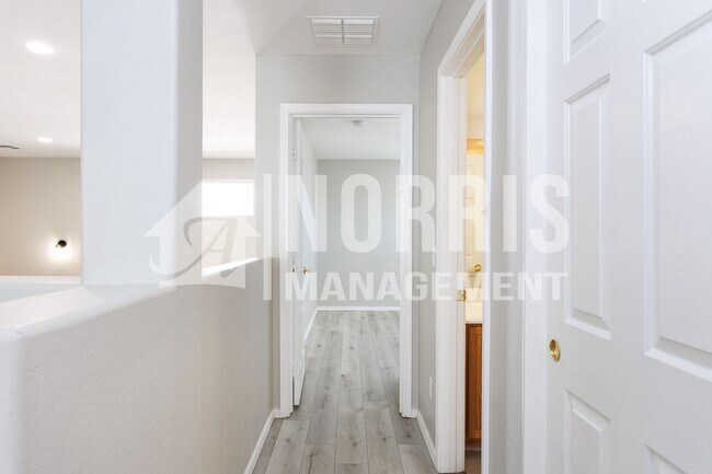 Building Photo - 1553 E Alba Dr
