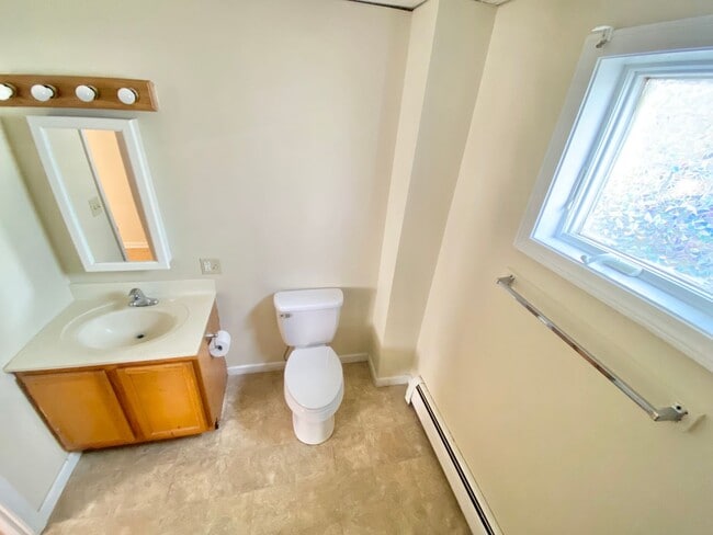 Building Photo - 3 Bedroom in Burlington: LAUNDRY, OFF STREET PARKING, STORAGE, FLEXIBLE LEASE DATES