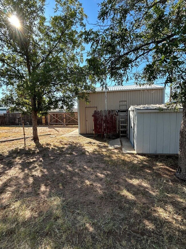Building Photo - Charming Family Home Near John Ireland Ele...