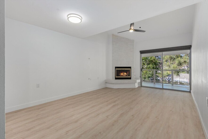 Building Photo - 1682 Circa Del Lago