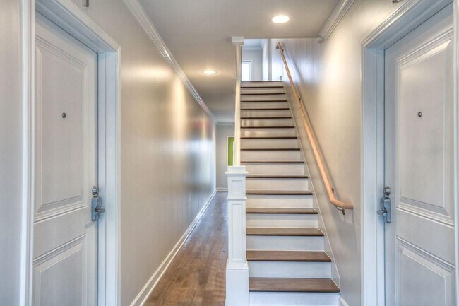 Building Photo - 1341 Cortlandt St