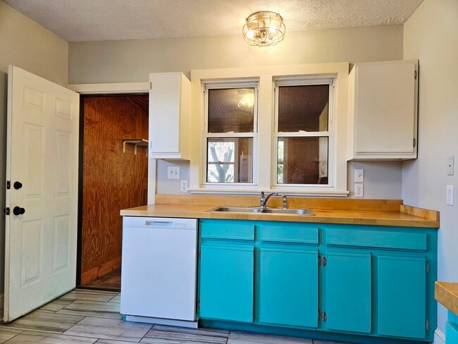 Building Photo - 12 E Chestnut St