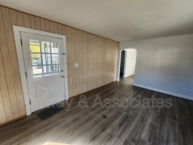 Building Photo - 4401 Bellevue Ave