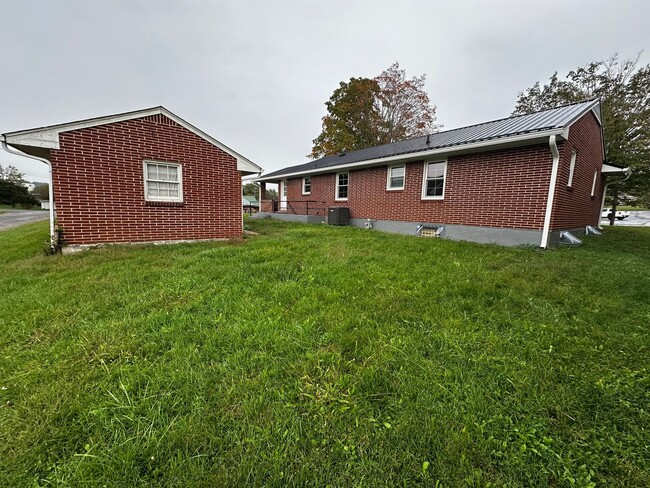 Building Photo - Updated Home with Parking in Radford