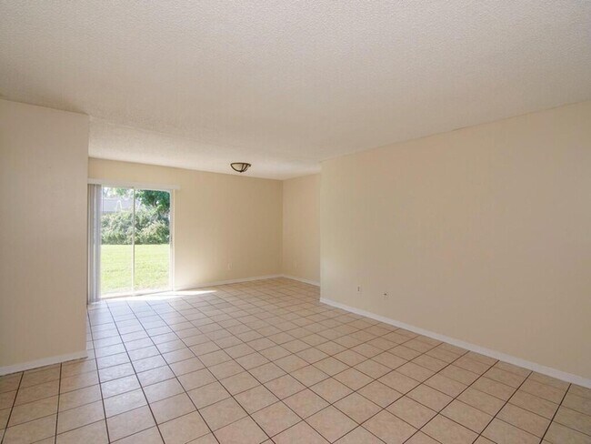 Building Photo - 1190 SE Puritan Ln