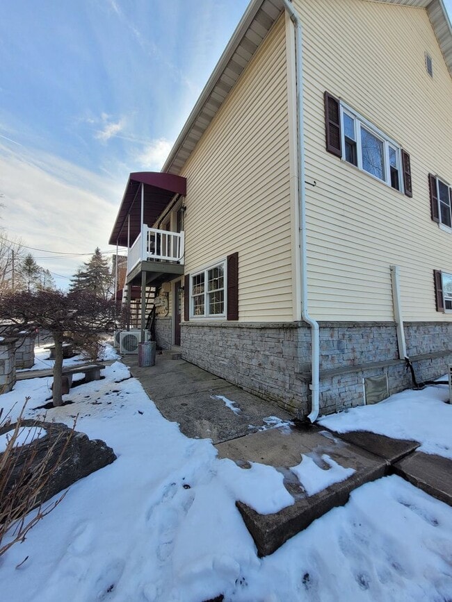 Building Photo - Leola 1st floor 1 bedroom