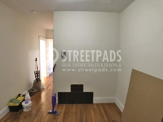 Building Photo - bedroom in Boston MA 02135