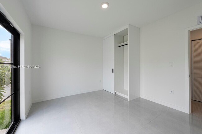 Building Photo - 1327 NW 2nd Ln