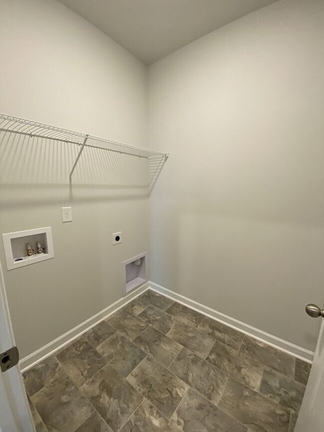 Building Photo - Nice Four Bedroom Home in Lebanon