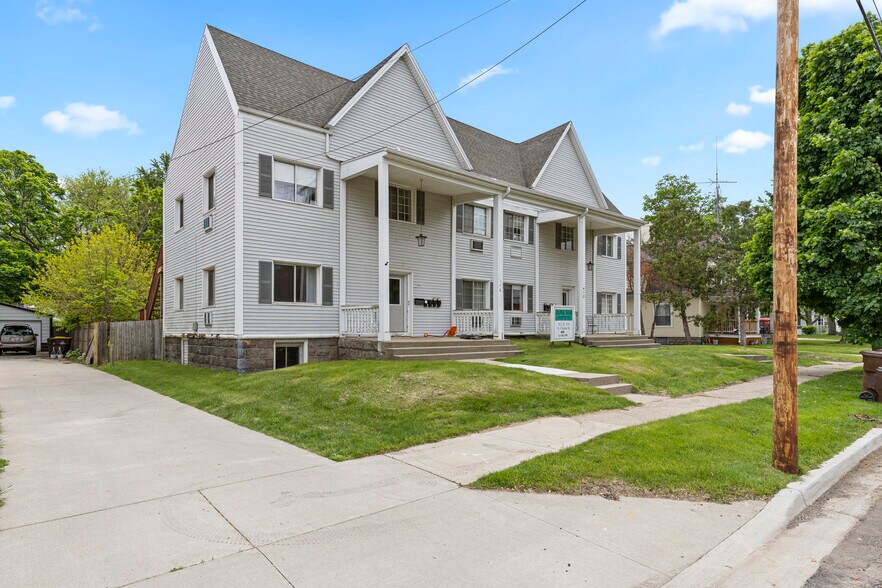 Primary Photo - Colonial Manor