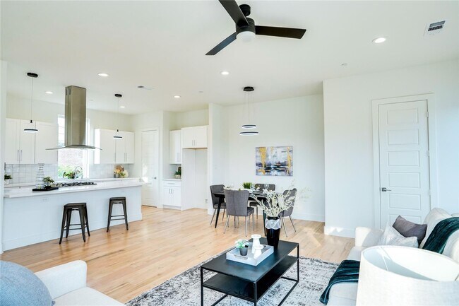 Building Photo - 1 Bedroom Townhome with Rooftop Deck and 1 Car GAR Near Lower Greenville and Henderson