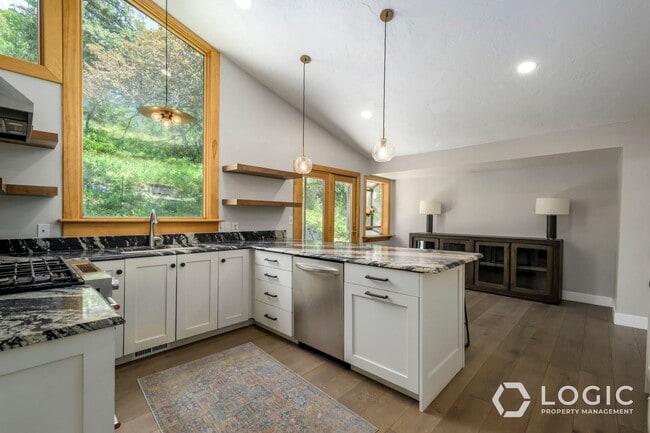 Building Photo - Beautiful Home in Prime Location!