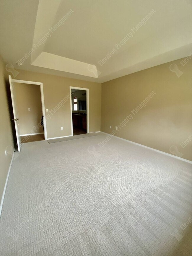 Building Photo - Single-Level home in NE Redmond with fenced backyard!