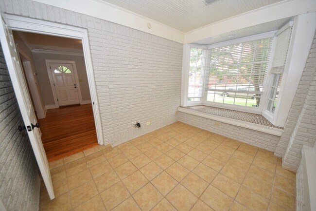 Building Photo - DARLING charmer with 3 beds and 2 baths near the U of M.