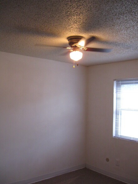 Building Photo - 507 W White St