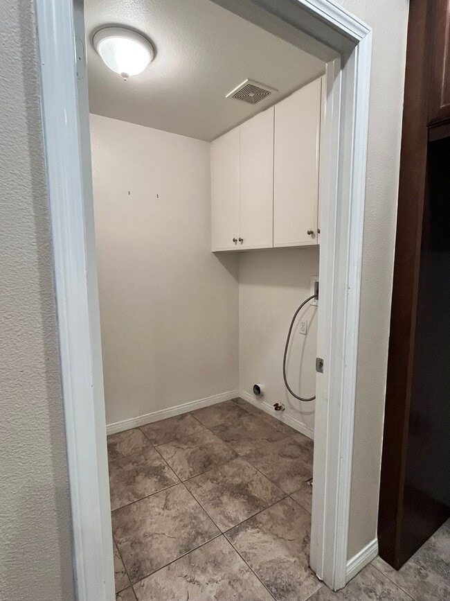 Building Photo - Beautiful Tri-level in Irvine!