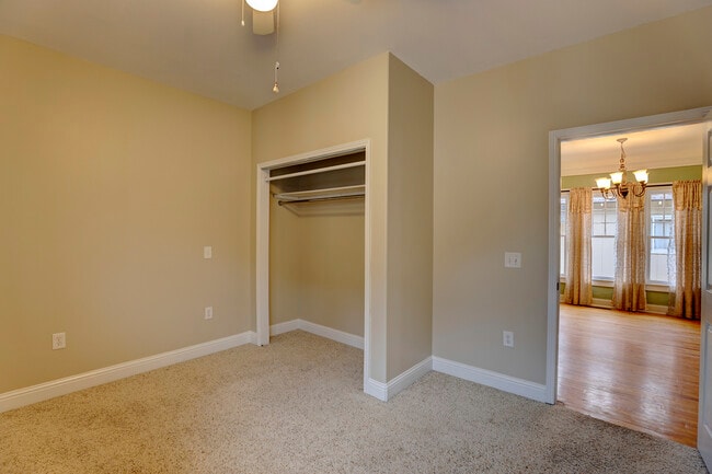 Building Photo - 628 Gladstone St