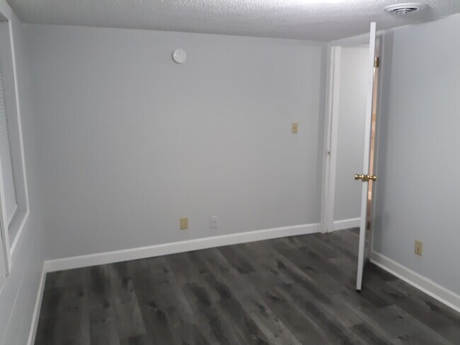 Building Photo - Neligh Triplex