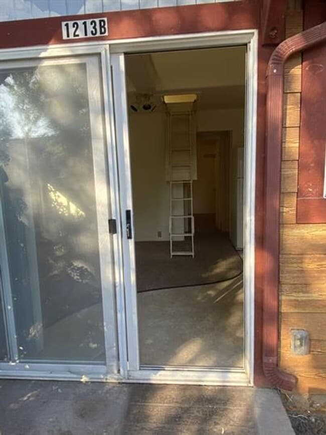 Building Photo - 1213 Spear Ave