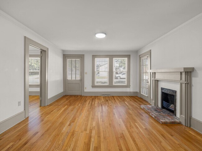 Building Photo - Downtown Greer Charmer: Spacious 3-Bed, 2 ...