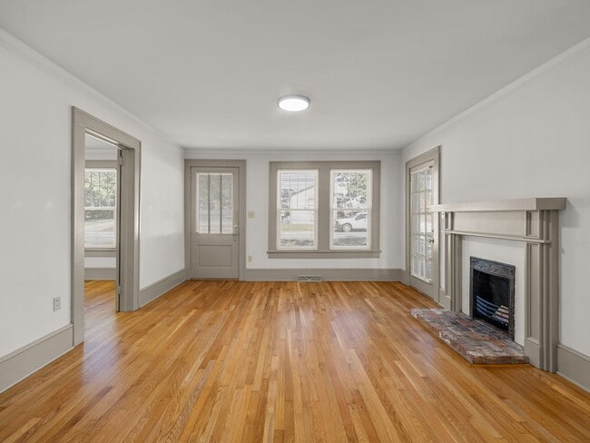 Building Photo - Spacious 3 BR, 2 BA Home, Screened Porch w...