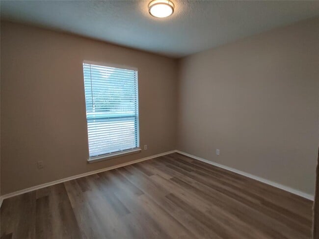 Building Photo - 5103 Summerset Trail