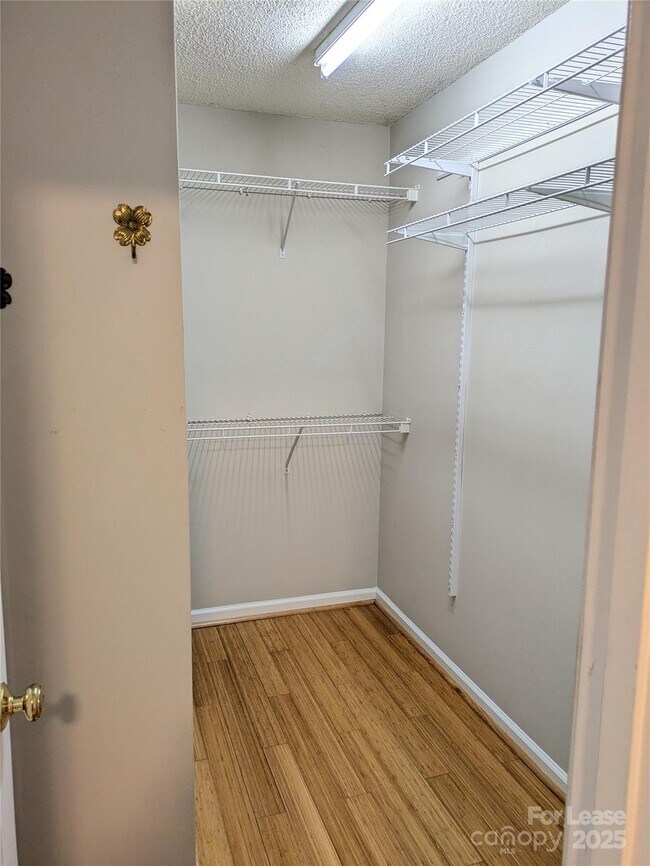 Building Photo - 152 Everett Park Dr