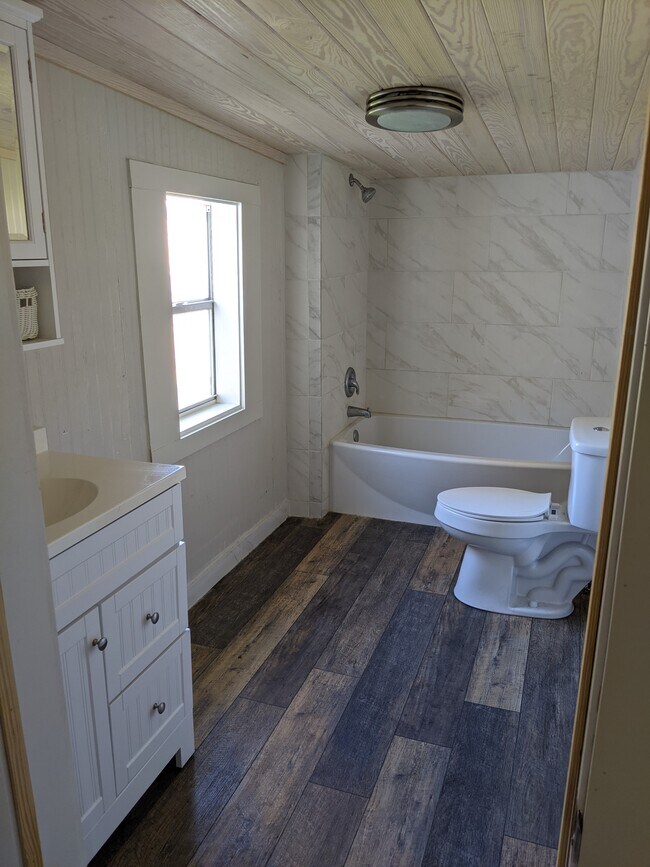 Building Photo - 109 N Suire St