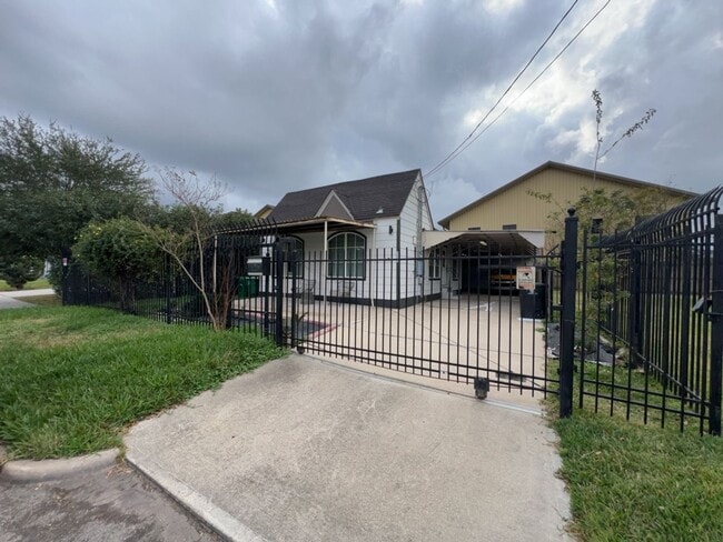 Building Photo - 3426 Tampa St - ***Ask about our No Cash Security Deposit Option***