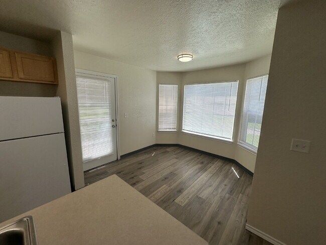 Building Photo - "Charming 2-Bed, 2-Bath Haven in Boise – Spacious 985 Sq Ft Retreat!"