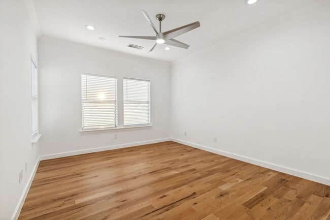 Building Photo - 1229 Strathmore Dr