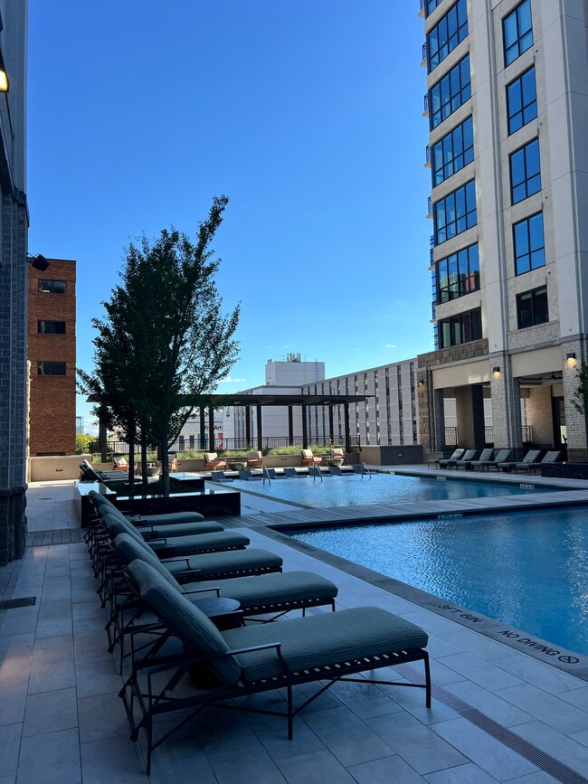 Building Photo - 930 Commerce St