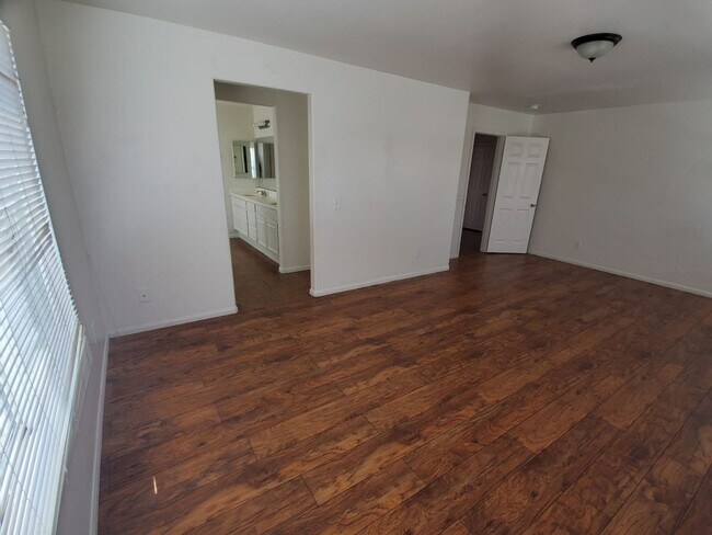 Building Photo - 3 bed/ 2.5 bath house 1,955 sqft