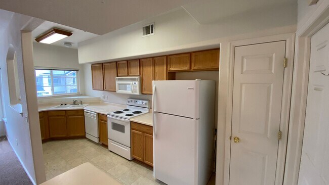 Building Photo - HUGE 2 Bedroom 3 Bathroom Condo in Southeast Denver