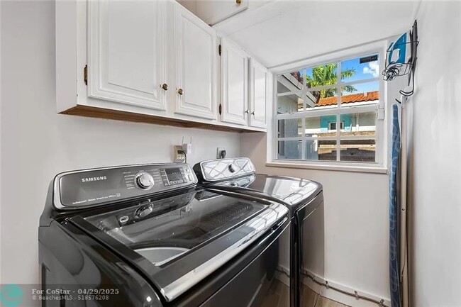 Building Photo - 530 SW 11th Ave