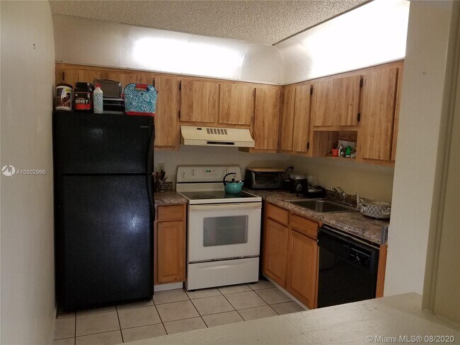 Building Photo - 10724 Royal Palm Blvd