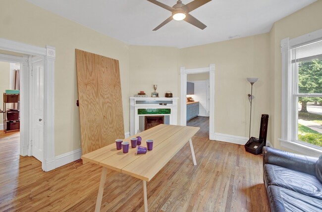 Building Photo - 2137 Maple Ave