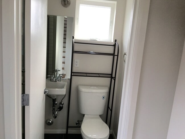 Building Photo - 3-Bedroom Townhome Near Roosevelt Lightrai...