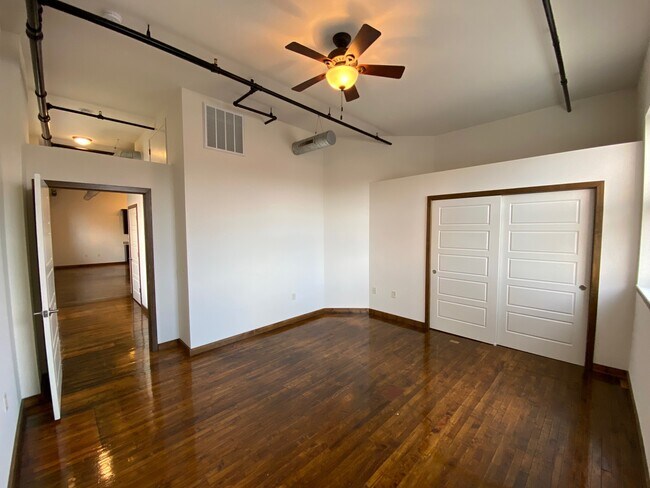 Building Photo - One West