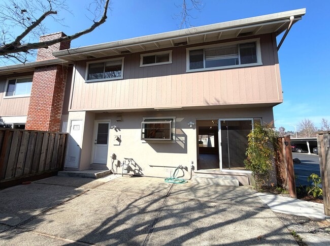 Building Photo - REMODELED LARGE 1600sf 4BR/2BA 3PK ?Miramonte Gardens AVAIL NOW