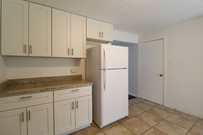 Building Photo - 2 Bedroom 1 Bath Home In Overland Park Kansas