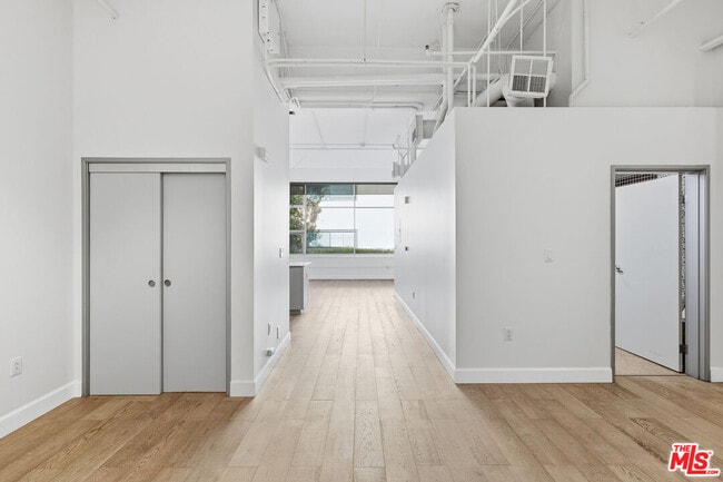 Building Photo - 1130 Flower St