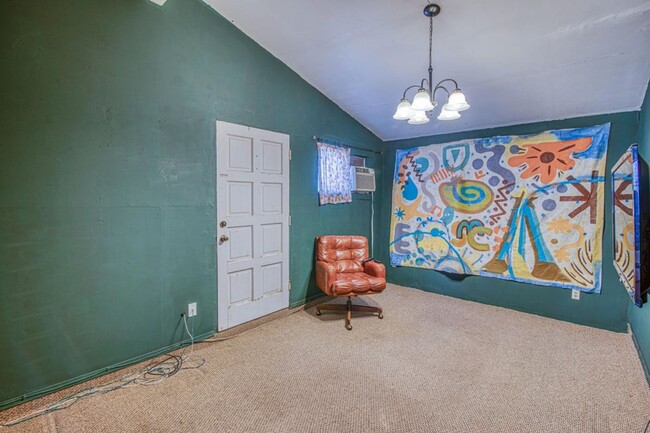 Building Photo - Come and check this 3 bed/2 baths house